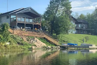 Image de Sumac Trail - Modern Waterfront Cottage w/ Hot Tub, Pool Table, Watercraft