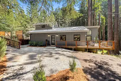 Image de Dreamy home with expansive patio & alfresco dining, private hot tub, yard & W/D