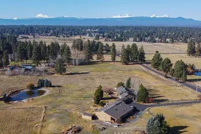 Image de Peaceful country living yet close to all the happenings in Bend