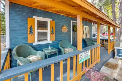 Image de 'Grizzly Pine' Cottage - Walk to Ski Beach Park!