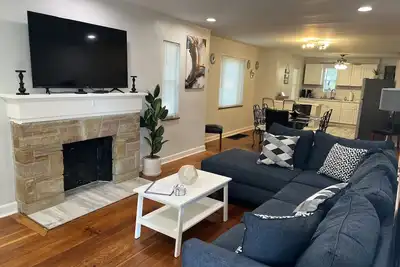 Perfect location 2 minutes to Kenwood Mall, 10 minutes to Downtown
