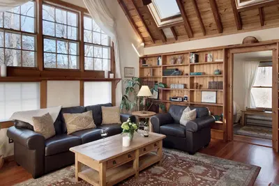 Image de Top Rated Romantic rustic luxury + flowing stream + walk to town = Brook Cottage