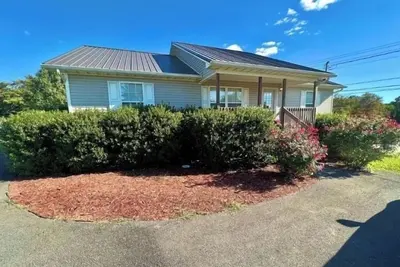 Image de Cozy WhitePine Getaway neighboring The Great Smoky Mountains