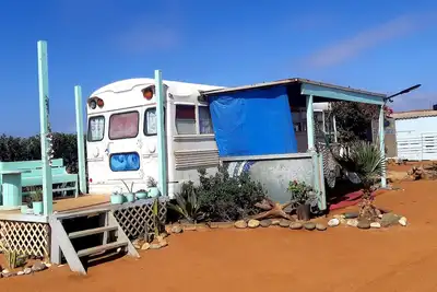 Image de Cozy converted bus located 10 min walk from the beach.