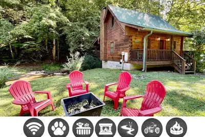 Creekside (2-Bedroom Cabin) - Pets Allowed by RedAwning