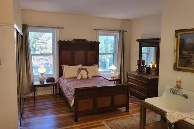 Image de Scientist's Suite in the Manor House!