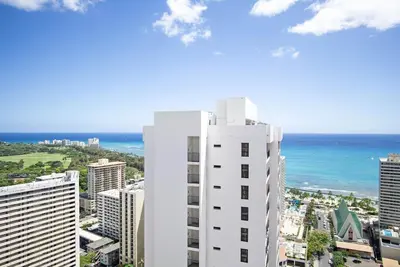 Image de Gorgeous High Floor Ocean View 1bdrm at Waikiki Banyan 3802-T2