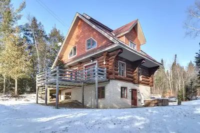 Image de Chalet en bois rond avec Spa, sauna et hammam