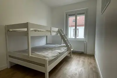 Image de À 5 minutes du centre! Appartement idéal pour familles, au calme parking facile
