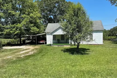 Image de Historical farm house on beautiful pasture land