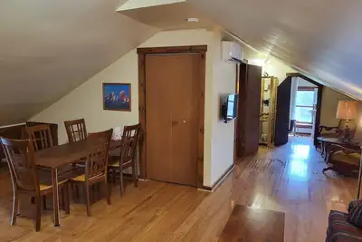 Image de Roomy & Comfy Farmer's Suite in the Manor House!