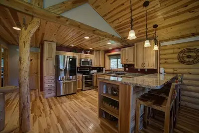 Image de Cabin close to Nemo, private stocked pond and hot tub great for families!