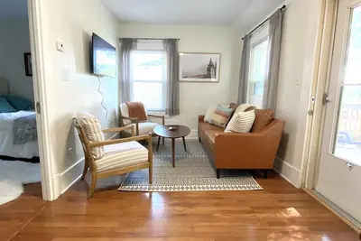 Image de Newly Renovated Three Bedroom Home in Central Lincoln!