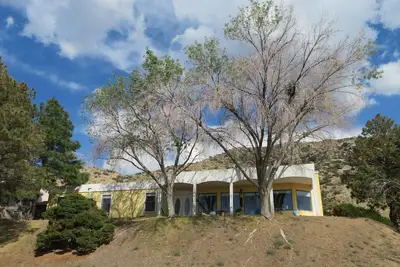 Image de House against the Sandia mountains
