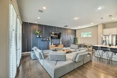 Image de New! Stylish Houston Townhome ~ 3 Mi to Downtown!