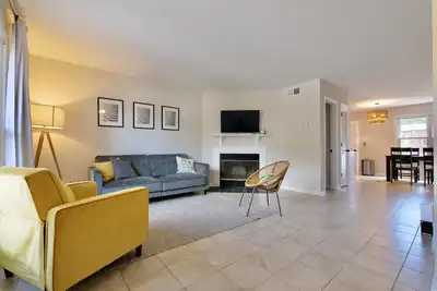 Image de Lovely Updated Apartment between Downtown and Beach