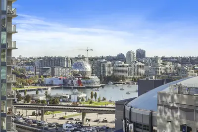 Image de Central 3br/2ba+Den+Views+Skytrain+Pool+Gym+Sauna+Library