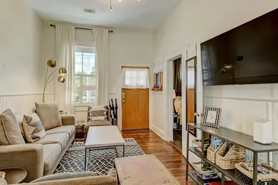 Image de Cottage in Historic District, Heated Pool Access