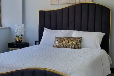 Image de Park Easy, Stay Central, and Enjoy the Skyline Views!