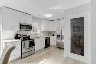 Image de Modern retreat Style Home with Game room