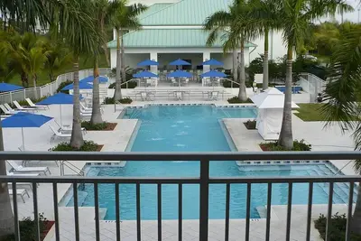 Image de Relaxing Accommodation Close to Everything! Swimming Pool + Spa