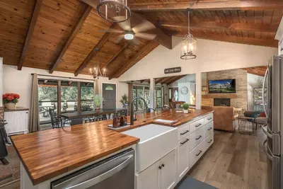 Image de Spacious Yosemite Pet Friendly Retreat w/Game Room-Views-Deck & Ev Charger