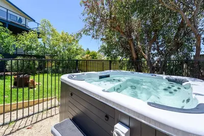 Image de Your Ocean Oasis · Ocean & Country Views, Spa, Pet Friendly Fireplace 10 minutes to Phillip Island