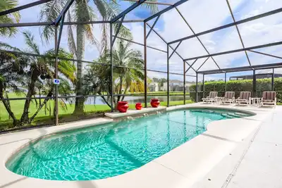 Image de ⭐Luxury 4 Bed villa with Stunning Lake View | South/East pool | Mins to Disney⭐