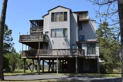 Image de Treehouse- Fire Pit, Basketball Court, Bikes, Kayaks & Casita w/ Game Room