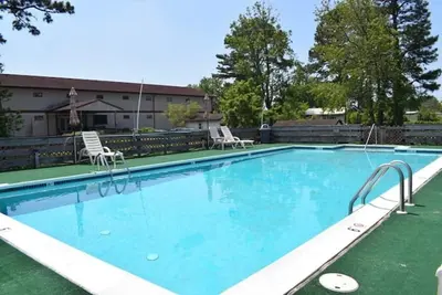 Image de Rise & Shine- Adorable Efficiency w/ Views & Pool!
