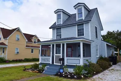 Image de Sandy Gem- Waterfront Cottage w/ Sunset Views & Private Dock