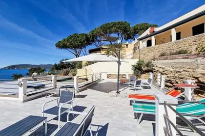 Image de Appartement 'Villa Galatea Stella Marina' avec vue sur la mer et terrasse privée.