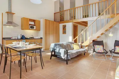 Image de Appartement \"Calheta Lofts I\" avec vue sur les montagnes, balcon privé et Wi-Fi.