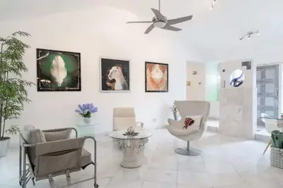 Modern Luxury - Close to Beach - Large Yard - King Bed