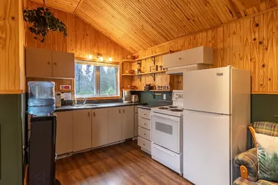 Image de Chalet en rivière: café avec vue, feux de camp, kayak, confort et nature.