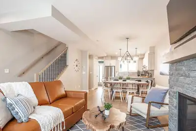 Image de Grizzly Ridge Getaway-Brand New, Hot Tub, Sleeps 11