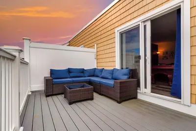 Fun Game Room | Steps to Beach | 2 Level Lux Condo