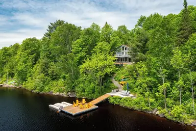Image de Large Waterfront Boutique Muskoka Lakehouse in Huntsville - The Good Fox 🦊