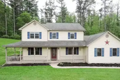 Image de Quiet Hilltop Manor Minutes from Psu\/Airport