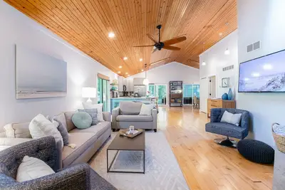 Image de Hot Tub, Fire Pit | Jungle Gym | Near Warren Dunes