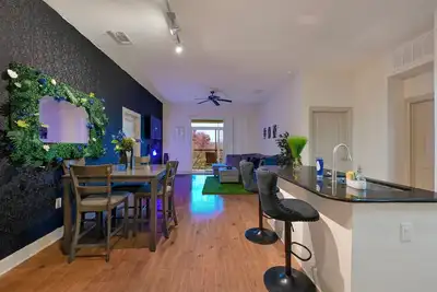 Image de Central Houston Stay – Walk to Nrg Stadium, Relax by the Pool, and More!