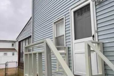 Image de Cozy, Bright & Quiet apartment unit. Close to mall & transportation.