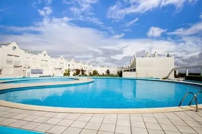 Image de Apartamento com Dois Quartos e Piscina em Condomínio Privado. A 10 Min. da Praia