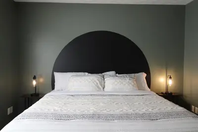 Image de Private Hot Tub | Bike Storage | King Bed | Free Prvt Parking & Wi-Fi