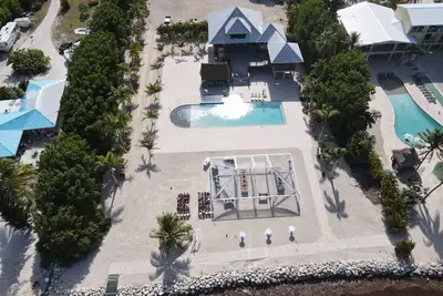 Image de 30 Day Rental Only! \n\nBeautiful 2. 5 acre waterfront villa with pool, & tiki bar