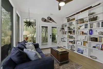 Image de ⁘ Newly Renovated | Wooded Retreat with View ⁘