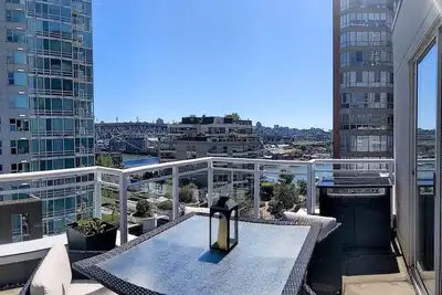 Image de Penthouse with 3 decks w/ water views on Beach /Seawall