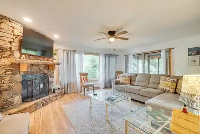 Image de Spacious Rustic Helen Abode ~ 1/2 Mi From Tubing!