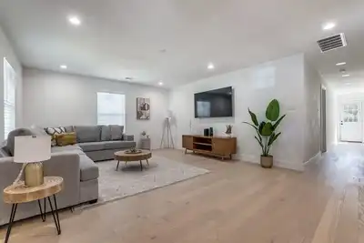 Image de Designer Home Minutes from Bishop Arts and Downtown