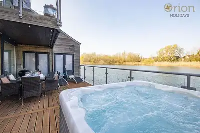 Image de Waters Edge 05, Amaranth Lodge (P)